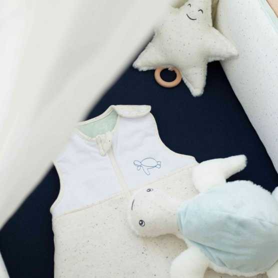 saco de dormir mesclado com bordado de tartaruga na parte de cima