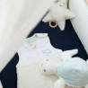 saco de dormir mesclado bordado na cama de bebé