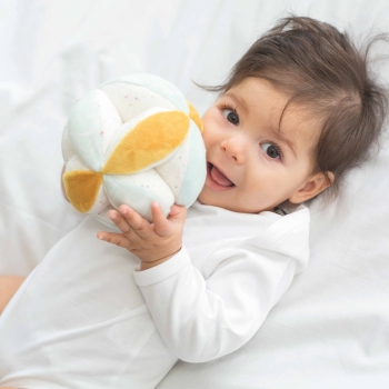 bébé joue avec sa balle sensorielle bébé joue avec sa balle sensorielle