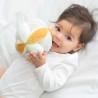 baby speelt met zijn sensorische bal baby speelt met zijn sensorische bal