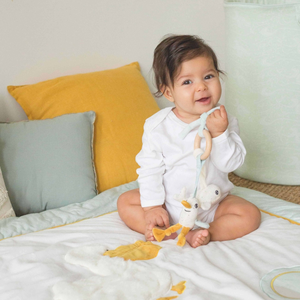 bebé juega con su juguete de estimulación