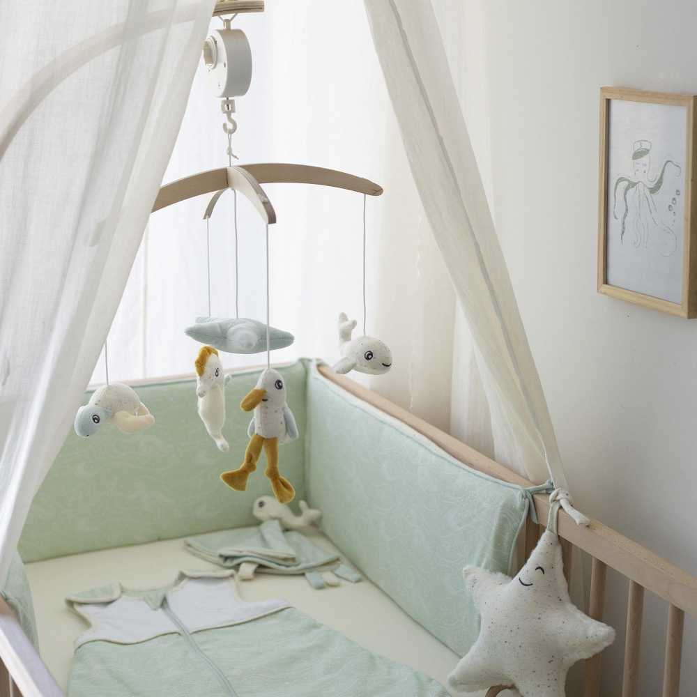 estrela bege com conjunto de roupa de cama verde para bebé