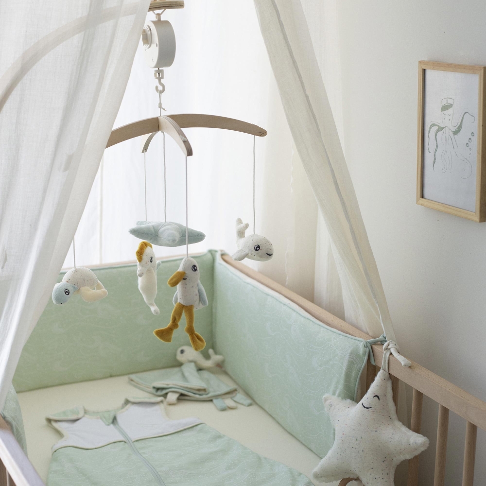 estrella beige con juego de cama bebé verde