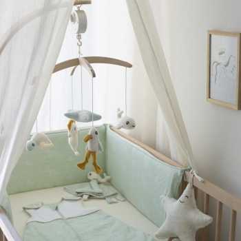 estrela bege com conjunto de roupa de cama verde para bebé