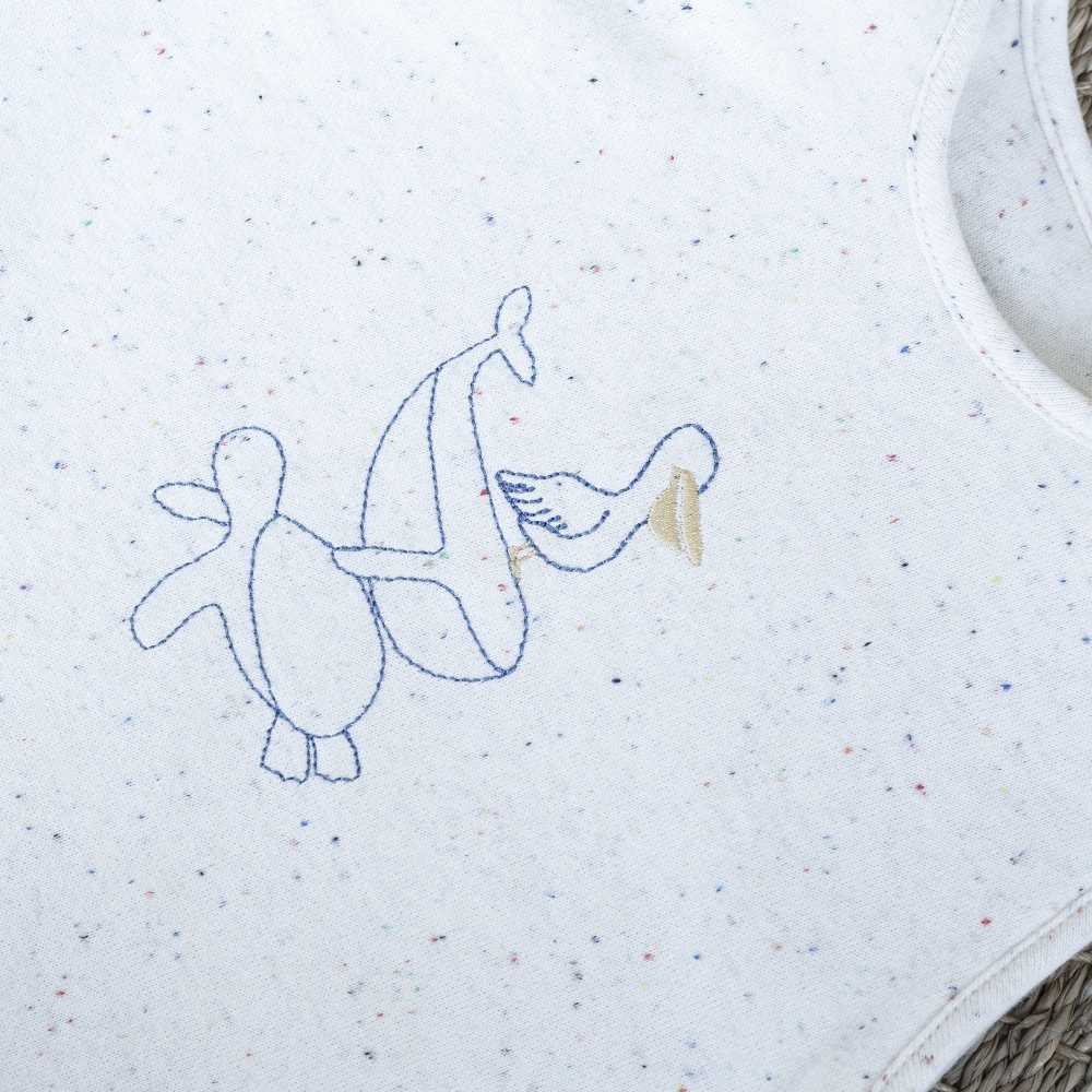 Pormenor do bordado da coleção Ao Largo de Nova no saco de dormir para bebé de 6 a 18 meses Pormenor do bordado da coleção Ao Largo de Nova no saco de dormir para bebé de 6 a 18 meses