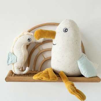 Os peluches para bebés Paulette e Roméo numa prateleira