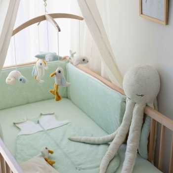 Cama com essenciais para a chegada do bebé, saco de dormir, protetor de cama da coleção Ao largo de Nova