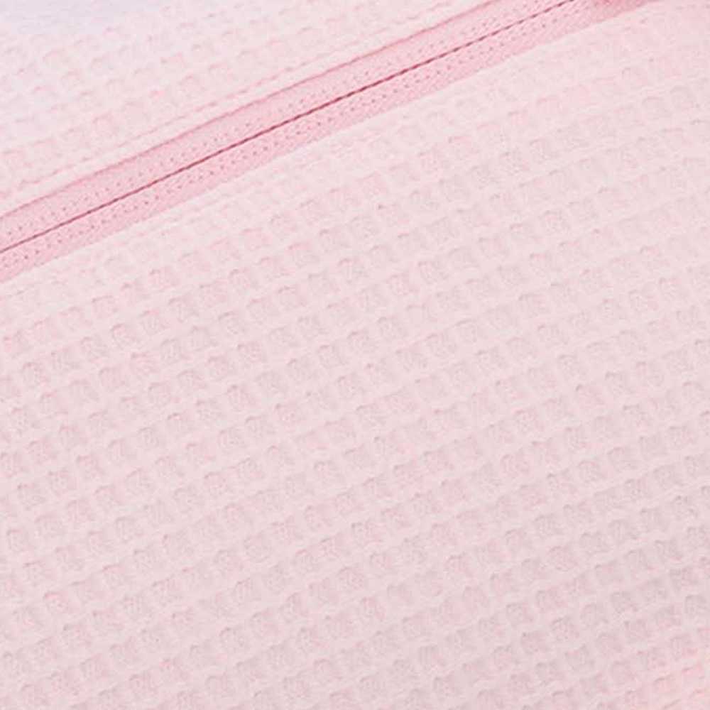 zoom sobre o tecido ninho de abelha em puro algodão rosa