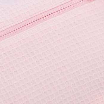 zoom sobre o tecido ninho de abelha em puro algodão rosa