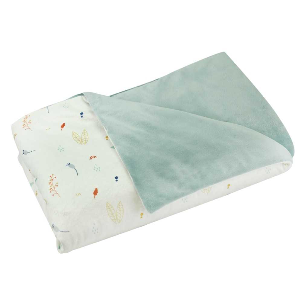 Manta de veludo verde-sálvia, com motivos no outro lado