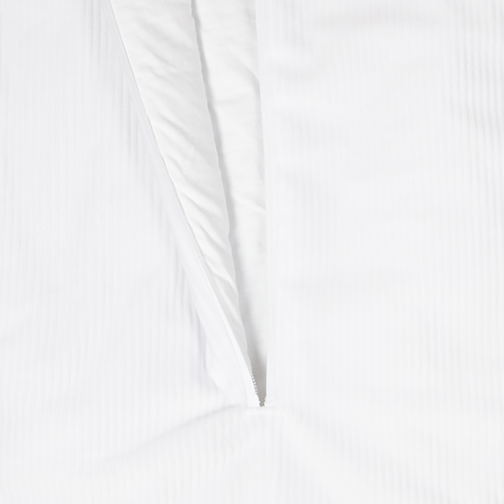 Close-up of the ribbed velvet fabric of the newborn sleeping bag in white and sage green Kolala and friends velvet Close-up of the ribbed velvet fabric of the newborn sleeping bag in white and sage green Kolala and friends velvet