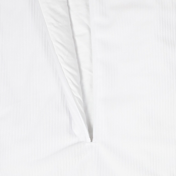 zoom on corduroy fabric of the newborn sleeping bag in velvet kolala and its white and sage green tribe