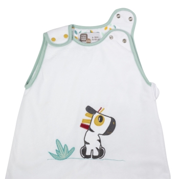 Zoom sulle cuciture e sul motivo zebrato ricamato del sacco nanna 90 cm kolala e la sua tribù Zoom sulle cuciture e sul motivo zebrato ricamato del sacco nanna 90 cm kolala e la sua tribù