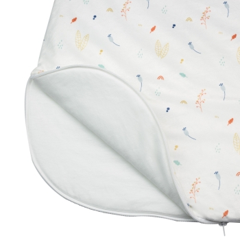 Zoom on the opening at the bottom of the hide-and-seek sleeping bag in the forest