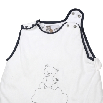 zoom sulla chiusura a doppio bottone sulle spalle del sacco nanna Martin e i suoi amici zoom sulla chiusura a doppio bottone sulle spalle del sacco nanna Martin e i suoi amici