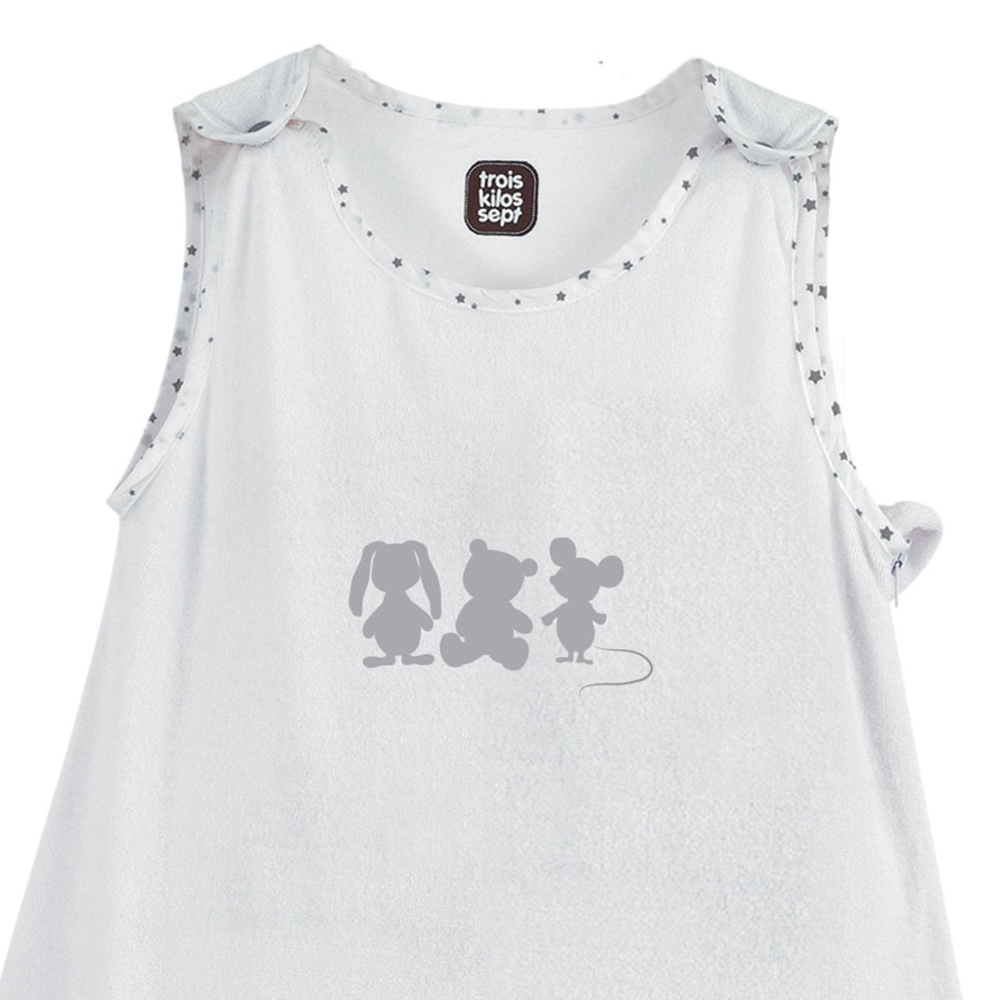 Close-up of the white summer sleeping bag for babies 6-18 months from the Martin and Friends collection Close-up of the white summer sleeping bag for babies 6-18 months from the Martin and Friends collection