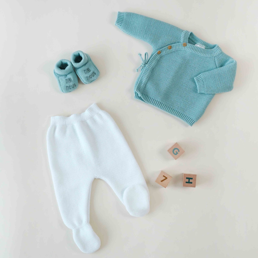Ensemble pantalon tricot blanc, brassière point mousse sauge et chaussons sauge min nous Ensemble pantalon tricot blanc, brassière point mousse sauge et chaussons sauge min nous