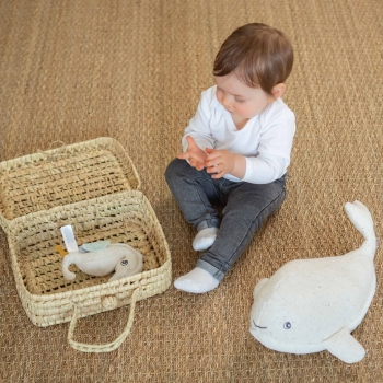 Baby mit seiner Seepferdchen-Rassel au large de nova Baby mit seiner Seepferdchen-Rassel au large de nova