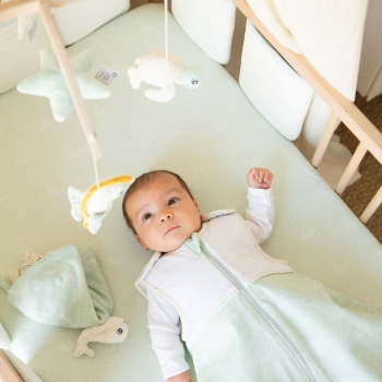 Baby in seinem Geburtschlafsack wassergrün au large de nova