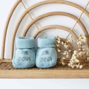 mise en scène des chaussons bébé mini nous vert sauge mise en scène des chaussons bébé mini nous vert sauge