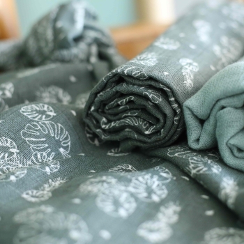 Zoom on the patterns of the two swaddles in the set