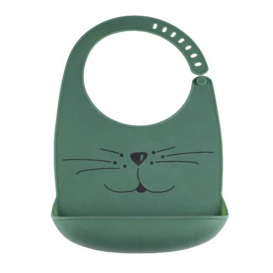 Babete verde-pinheiro com o focinho de um gatinho
