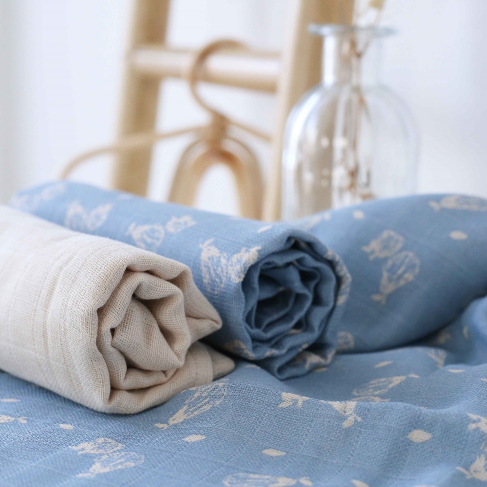 Langes posés sur une commode avec un cintre en arrière plan Langes posés sur une commode avec un cintre en arrière plan
