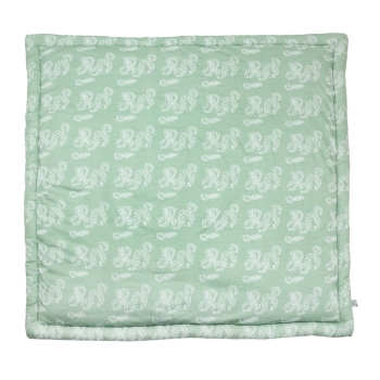 Alfombra de parque con un motivo de hojas blancas sobre fondo verde salvia