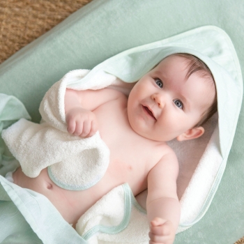 baby in zijn badcape op volle zee van nova baby in zijn badcape op volle zee van nova