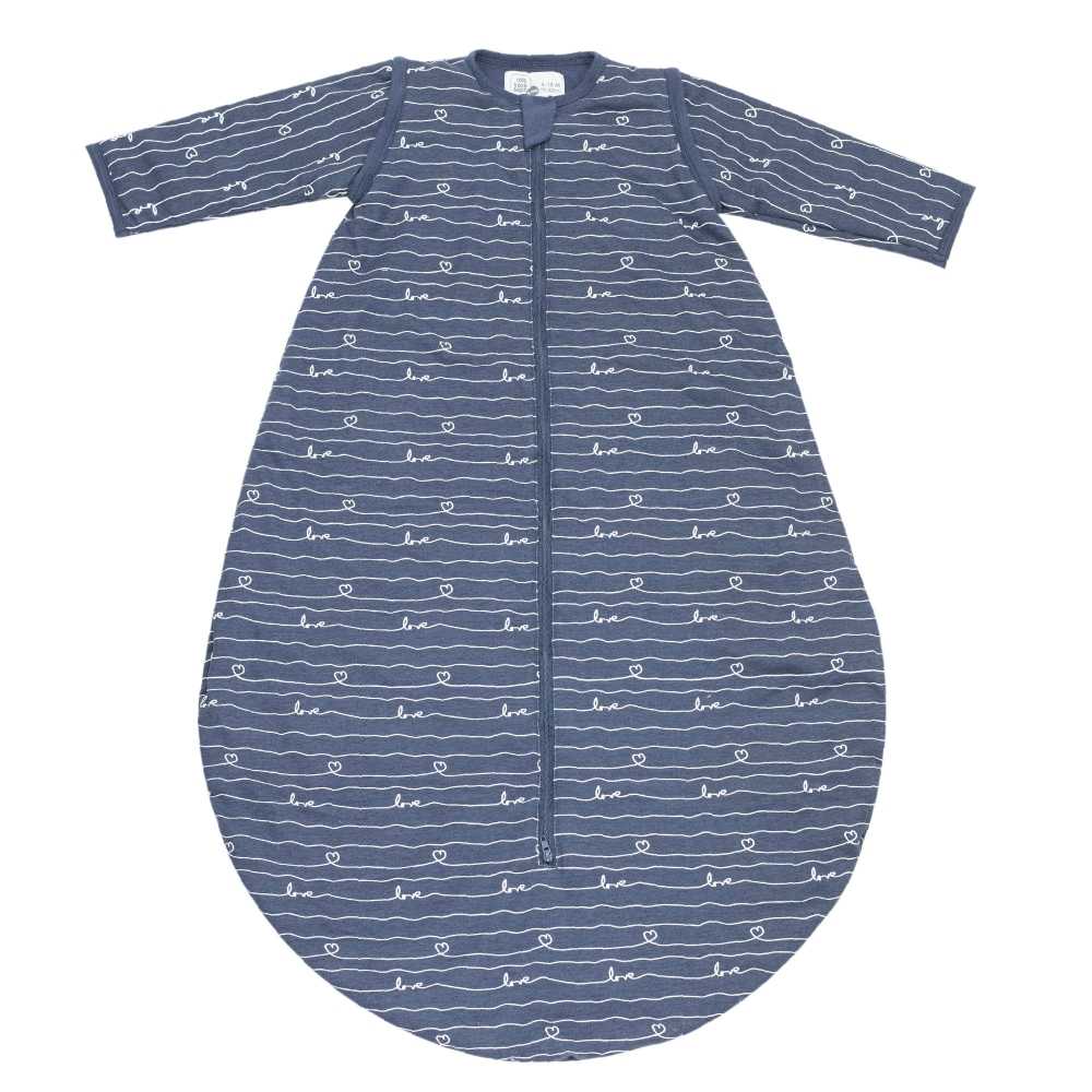 saco de dormir azul marinho com um motivo branco love