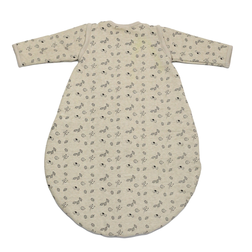 Zoom sur le dos de la gigoteuse forêt avec ses motifs champignons, fleurs et petites châtaignes Zoom sur le dos de la gigoteuse forêt avec ses motifs champignons, fleurs et petites châtaignes