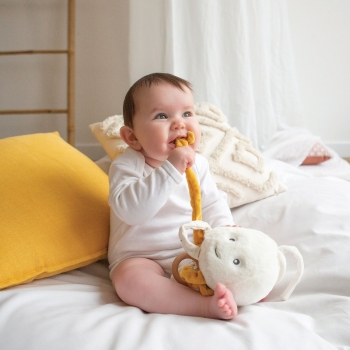 bambino gioca con il suo peluche musicale jelly la medusa al largo di nova