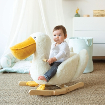 Baby sitzt auf seiner Wippe auf dem weiten Meer von Nova
