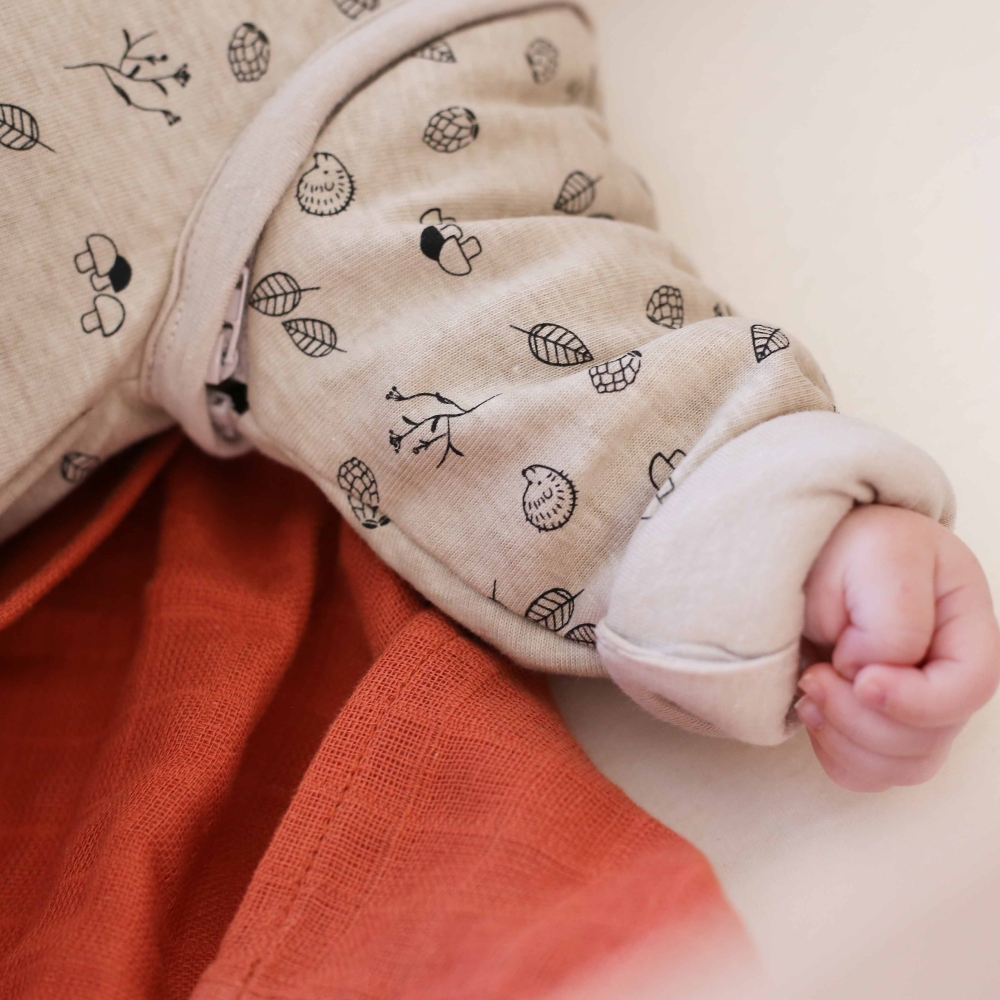 Zoom sur le petit bras de la gigoteuse de bébé Zoom sur le petit bras de la gigoteuse de bébé