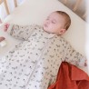 Bebé a dormir bem quentinho na sua cama e no seu saco de dormir com mangas floresta