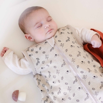 Bébé qui dort sans sa turbulette sans manches et ses motifs forêt Bébé qui dort sans sa turbulette sans manches et ses motifs forêt
