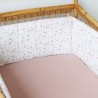 Inszenierung der geblümten Bettumrandung in einem Weidenbett mit altrosa Spannbettlaken Inszenierung der geblümten Bettumrandung in einem Weidenbett mit altrosa Spannbettlaken
