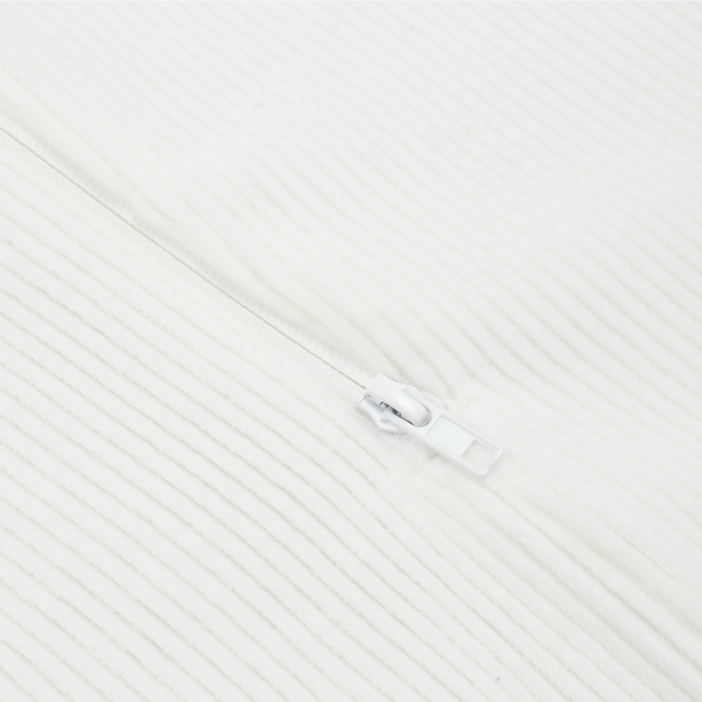 Zoom sulla cerniera e sul materiale in velluto a coste del sacco nanna