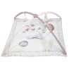 Roze en witte speelmat met een kleine baby die erop ligt Roze en witte speelmat met een kleine baby die erop ligt