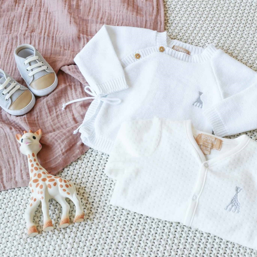 Brassière 100% coton ©Sophie la girafe blanche assortie à un pyjama velours blanc et des chaussures Brassière 100% coton ©Sophie la girafe blanche assortie à un pyjama velours blanc et des chaussures
