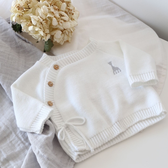 Chaquetilla 100% algodón ©Sophie la girafe blanca con botón de madera