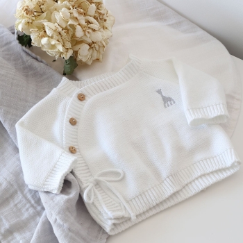 Chaquetilla ©Sophie la girafe blanca bordada gris a juego con el arrullo