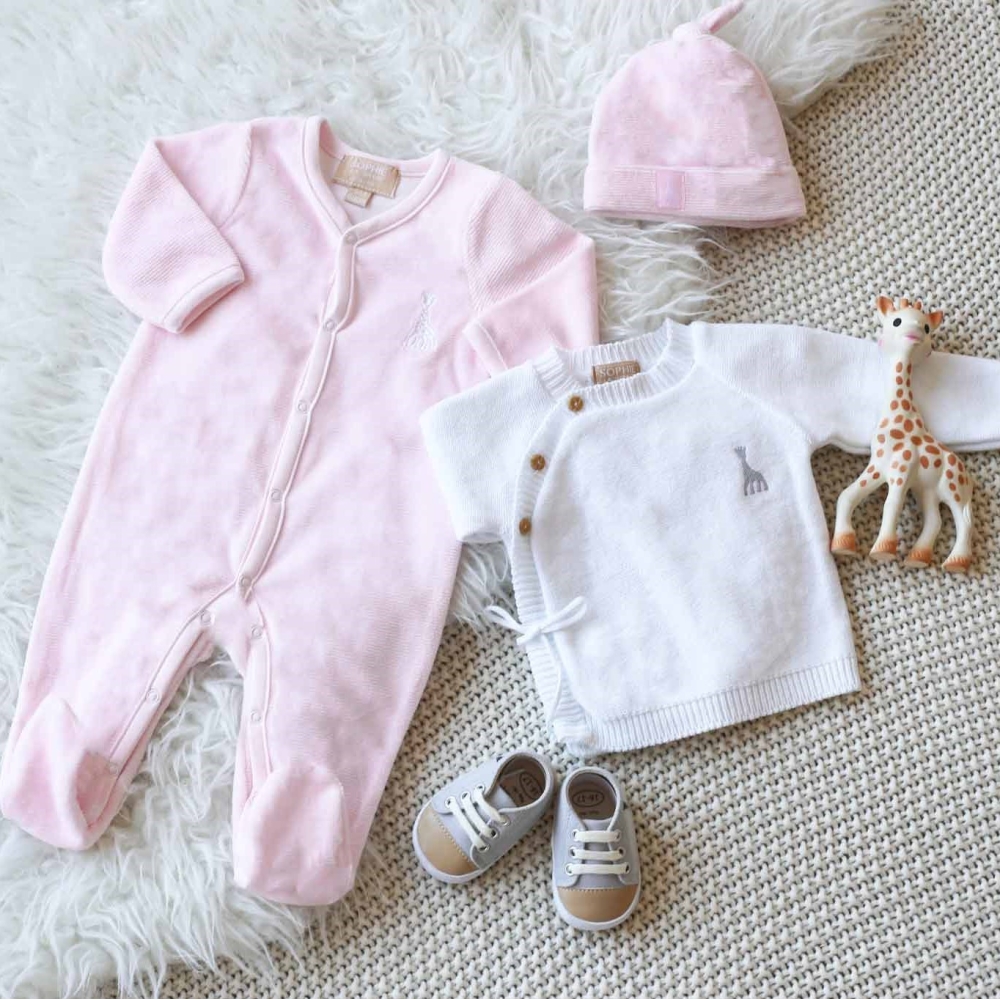 Brassière ©Sophie la girafe rose pâle assortie à un pyjama et un bonnet en velours rose Brassière ©Sophie la girafe rose pâle assortie à un pyjama et un bonnet en velours rose