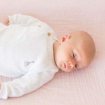 Bel bambino al calduccio nella sua tutina bianca Sophie la Girafe Bel bambino al calduccio nella sua tutina bianca Sophie la Girafe