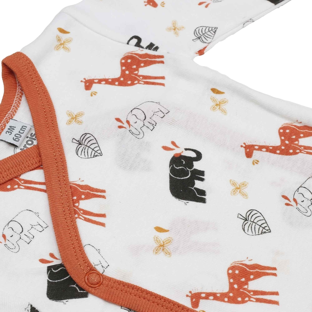 zoom sur le motif jungle de ce body bébé en taille naissance à 3 mois zoom sur le motif jungle de ce body bébé en taille naissance à 3 mois