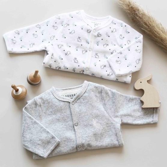 Lot de deux pyjama gris chiné et blanc avec des petits lapins