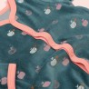 Zoom nos motivos de maçãzinhas e o material veludo do pijama