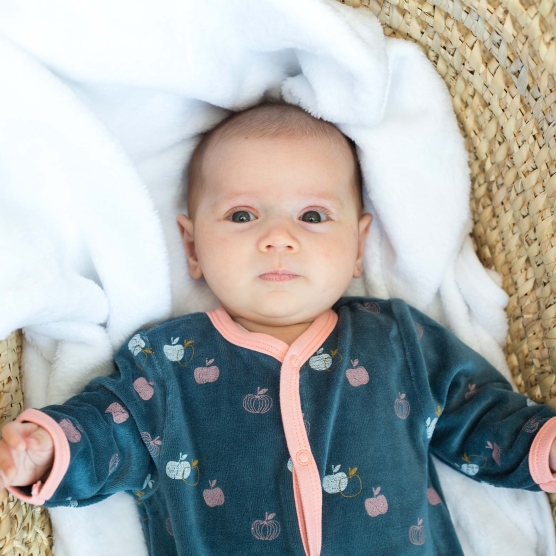 Pijama em veludo de frente azul e rosa para uma menina