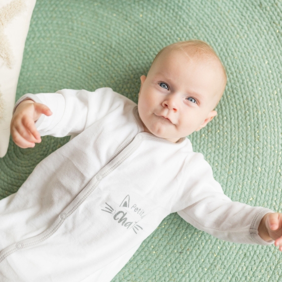 Pyjama blanc et gros avec une inscription petit Chat sur le devant