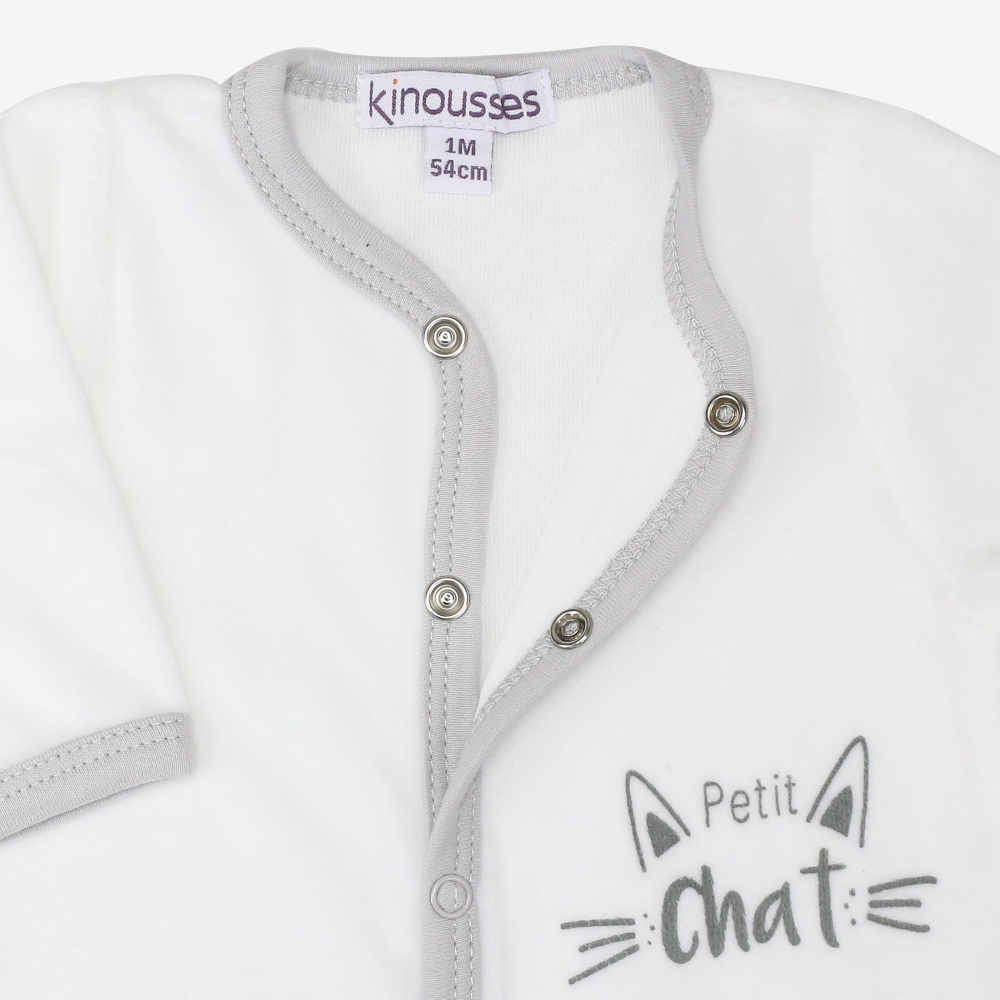 Zoom sur l'ouverture du pyjama bébé avec le motif oreilles et moustaches de chat à droite sur le devant Zoom sur l'ouverture du pyjama bébé avec le motif oreilles et moustaches de chat à droite sur le devant